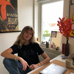 T-shirt ”SPOOKY”  - Egendesignad och Handbroderad Vintage(Arket) t-shirt