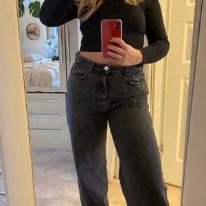 Gråa jeans - Mörkgrå jeans ifrån Gina🖤 storlek 40 och sitter lite baggy på mig som har storlek 38, jag är 168 och dom är liite för långa för mig. Inte använda särskilt mycket, säljer för 300. Möjligtvis billigare vid snabb affär🖤