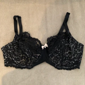 Hunkemöller bh  - Skitsnygg bh från Hunkemöller utav vaddering, storlek 85E. Nypris 379kr, mycket bra skick, sällan använd då den är för stor. Frakt tillkommer🖤