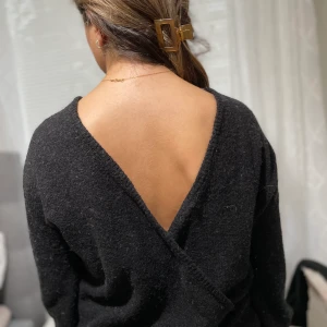 Stickad tröja - Stickad tröja med öppen rygg