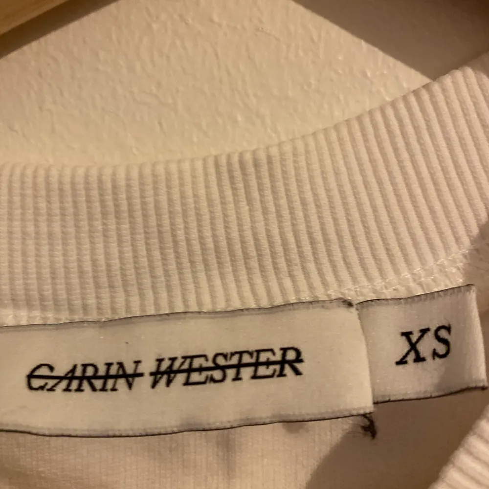 En vit Carin Wester tröja där det står Carin Wester på bröstet. Använd ett par gånger med fint skick. Storlek xs. Tröjor & Koftor.