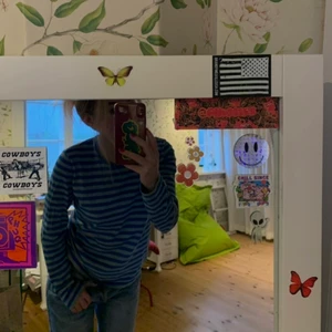 Randig Marimekko långärmad tröja! - Grå och blårandig bomullströja. Härlig kvalitet! Använd en del men behöver ett nytt hem:)) lappen säger M men tror den passar bättre till S, eventuellt som tight M