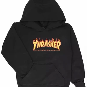 Thrasher hoodie  - Jag tänker nu sälja min thrasher hoodie. Trycket är fint men ena snörningen är trasig som man kan se på sista bilden. För mer detaljerad bild på trycket och snöret kan du skriva privat till mig. Frakten ingår inte och köparen står för frakten. 
