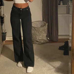 Monki jeans  - Säljer ett par svarta Jeans från Monki