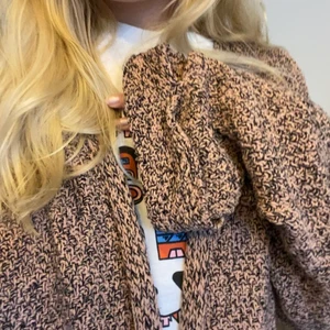 H&M kofta  - Jättefin kofta från H&M i srtl XS/S. Sparsamt använd så den är som ny skulle jag säga!! En gammal favorit som legat i garderoben nu ett par år💗 