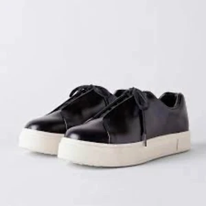 Eytys - Gör intressekoll för mina eytysskor, bra skick!! Låda och påse ingår. Skriv för bilder!