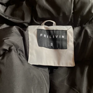 E sänder i fikan  - En vit jacka och det e lite sänder