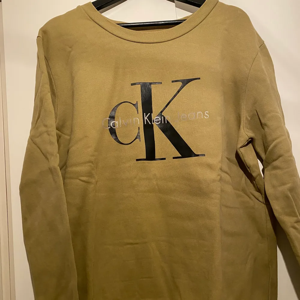 Calvin Klein Jeans sweatshirt. Använd fåtal gånger, i fint skick. Strl M. Ordpris ca 900kr. Köparen står för frakten! . Tröjor & Koftor.