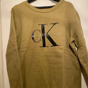 Calvin Klein Jeans sweatshirt. Använd fåtal gånger, i fint skick. Strl M. Ordpris ca 900kr. Köparen står för frakten! 