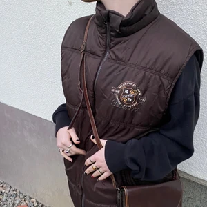 Snygg brun dunväst.  - Jättefin och varm stor brun väst i dun. Skön och mysig till vintern, lätt att styla. Den har en detalj på vänstra bröstet, se blid 3😊💞