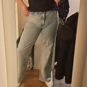 Blåa Yoko jeans från monki - Säljer dessa skit snygga vida Yoko jeans från Monki som tyvärr inte kommer till användning. Det är min kompis som köpt dem men inte använder. Storlek 28, motsvarar 38 ungefär. Säljer dessa då dem är för stora för henne i låren och midjan, så skulle kunna passa någon som har strl 40. Nypris 400kr