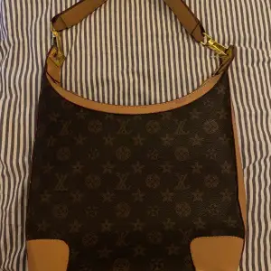 En fake Louis Vuitton väska jag har köpt på humana men har aldrig använt själv. I väldigt bra skick och har inga fel. Köpare står för frakt❤️