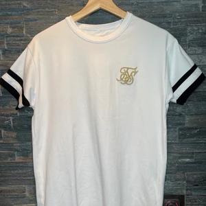 Siksilk t-shirt - Siksilk t-shirt i nyskick 10/10. Storlek XS