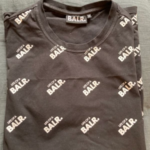 BALR t-shirt - Sparsamt använd, skick 8/10.                                         Köptes på Hansa Kompaniet i Malmö för 1500kr.           Strl M. Finns att hämta på Östermalm Ev frakt.