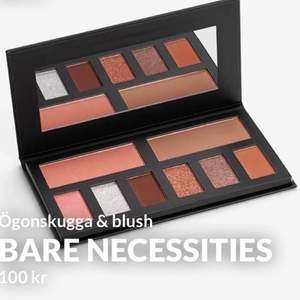 Ögonskugg- och rouge/blush palett från bare necessities som aldrig är provad eller använd. Kostar ca 420kr nypris (€41.90). Första bilden är lånad. Kan tänka mig att gå ned i pris vid snabb affär. Vid frågor kom privat