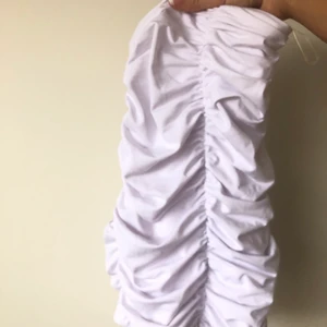 Kjol  - Kort kjol väldigt tight ger en jätte fin passform runt midjan , längden är till låren. Aldrig tagit på mig den då den var för kort för min smak.