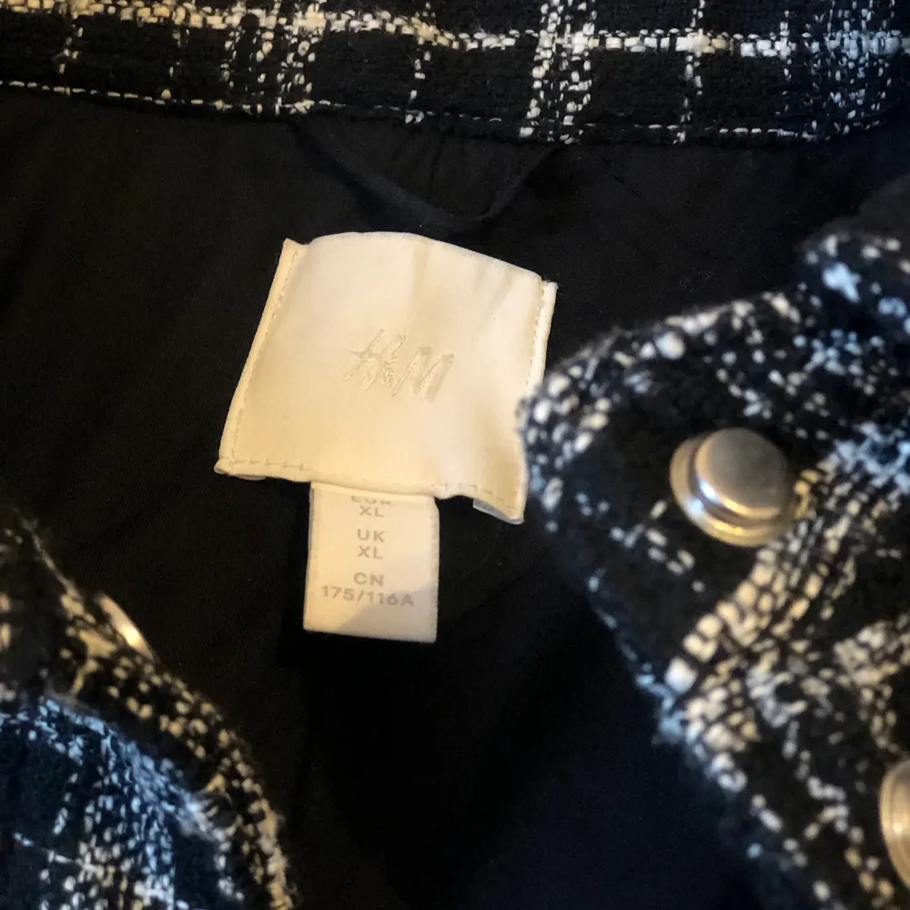 En svart/vit oversiez jacka från H&M i storlek XL. Jag är egentligen en M , men den funkar skitbra som oversiez. . Jackor.