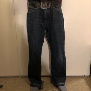 Armani jeans - Snygga Armani byxor som sitter lagom baggy👍 skriv för fler bilder! Det är ingen dragkedja utan massa knappar men första knappen saknas men det syns eller märks ingenting sålänge man har ett bälte