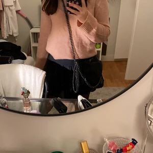 Stella McCartney inspererad väska - Intressekoll på denna trendiga Stella McCartney inspirerade väska. Säljer endast vid bra bud. Väskan köptes här på Plick, men är i mycket bra skick och säljs pga har många väskor⚡️⭐️ 