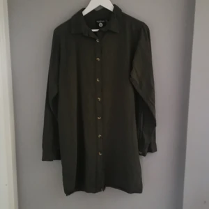 Grön skjorta fr boohoo - Grön skjorta i längre modell, går även att ha som klänning. Strl 38