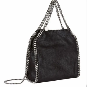 Liknande Stella McCartney väska  - Säljer denne väska som är köpt second hand vet inte märket men den är glittrig och svart samt är lik Stella McCartney väskor ! Buda om du vill köpa 
