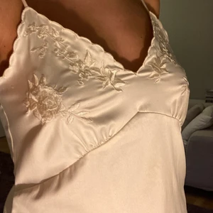 Siden linne  - Säljer denna jättevackra topp från Zara. Den är benvit i färgen och har fina broderade detaljer som ger den lite vintage stil. Storlek S