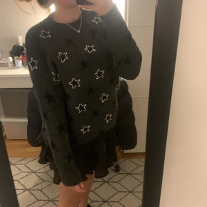 My mo at night - Säljer denna super coola unika tröja från my mo at night, vill se hur mycket jag kan få för den. Nypriset ligger på 1350 kr och är köpt i polen. Tröjan är i strlk XS/S men skulle säga att den sitter lite oversized. Köpare står för frakt och blir fler intresserade startas budgivning! Skriv för frågor osv, kram!❤️