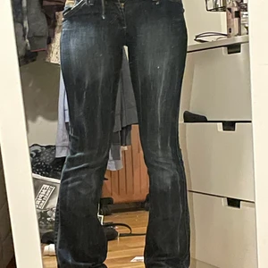 Low rise jeans :) - Säljer dessa snygga low rise jean! Köpte dem här på plick men de var lite för små :) dm om ni har frågor <3