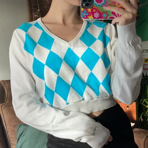 Mönstrad tröja  - Fin mönstrad tröja som jag thriftat i storlek S/XS. (Står 40 men har croppat den/sytt upp den att passa S/XS.) Säljer för 60 kr, köpare står för frakten. 💖