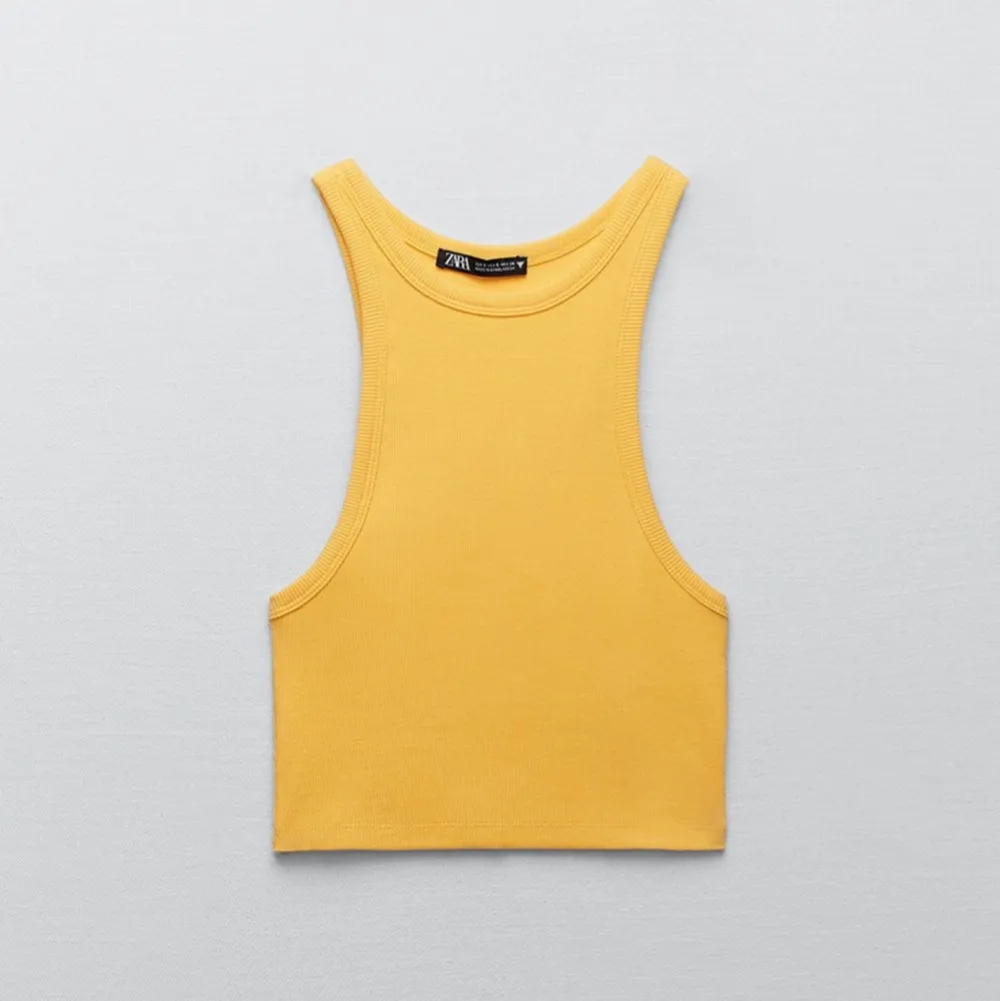 Säljer detta linne från Zara i strl S. Endast använd en gång, säljer på grund av att den är för liten. Kontakta mig om du är intresserad💕 Linnet ser gult ut på bilderna, men är mer orange i verkligheten.. Toppar.