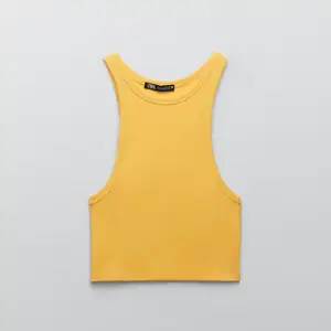 Säljer detta linne från Zara i strl S. Endast använd en gång, säljer på grund av att den är för liten. Kontakta mig om du är intresserad💕 Linnet ser gult ut på bilderna, men är mer orange i verkligheten.