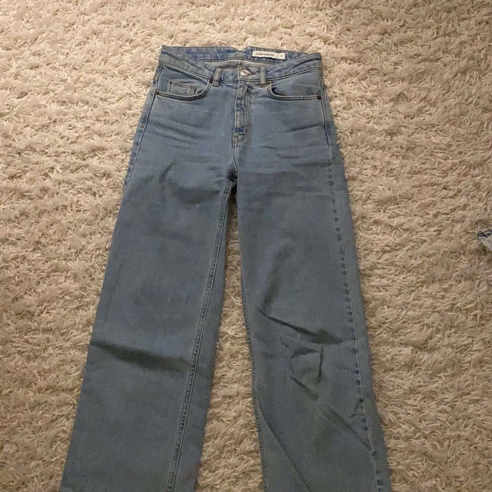 Säljer mina Carin Wester jeans då jag inte längre använder de. Jeansen är korta i modellen och slutar vid fotknölarna. Nästan aldrig använda så är i nyskick⭐️. Jeans & Byxor.