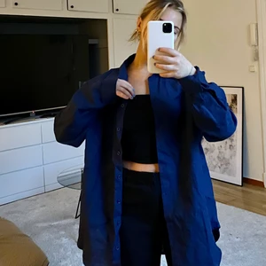 Oversized skjorta från A-dsgn storlek S💙 - Skjorta i linnetyg från A-dsgn i storlek S! Lite stor för mig därför jag säljer den. Jag är 158 cm. Jätteskön i materialet, önskar jag kunde fått något användning av den själv, superfin!!!