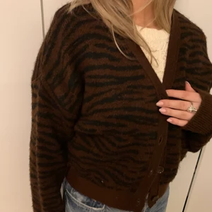 Stickad kofta - Superfin stickad kofta ifrån Gina. Inte alls stickig