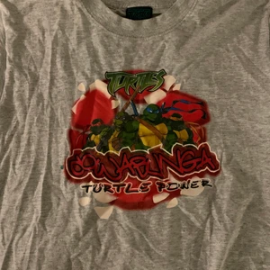 T-shirt - Cool babytee från Ninja turtles köpt second hand och hade en liten röd färg av målarfärg från Näe den köptes därav priset:)