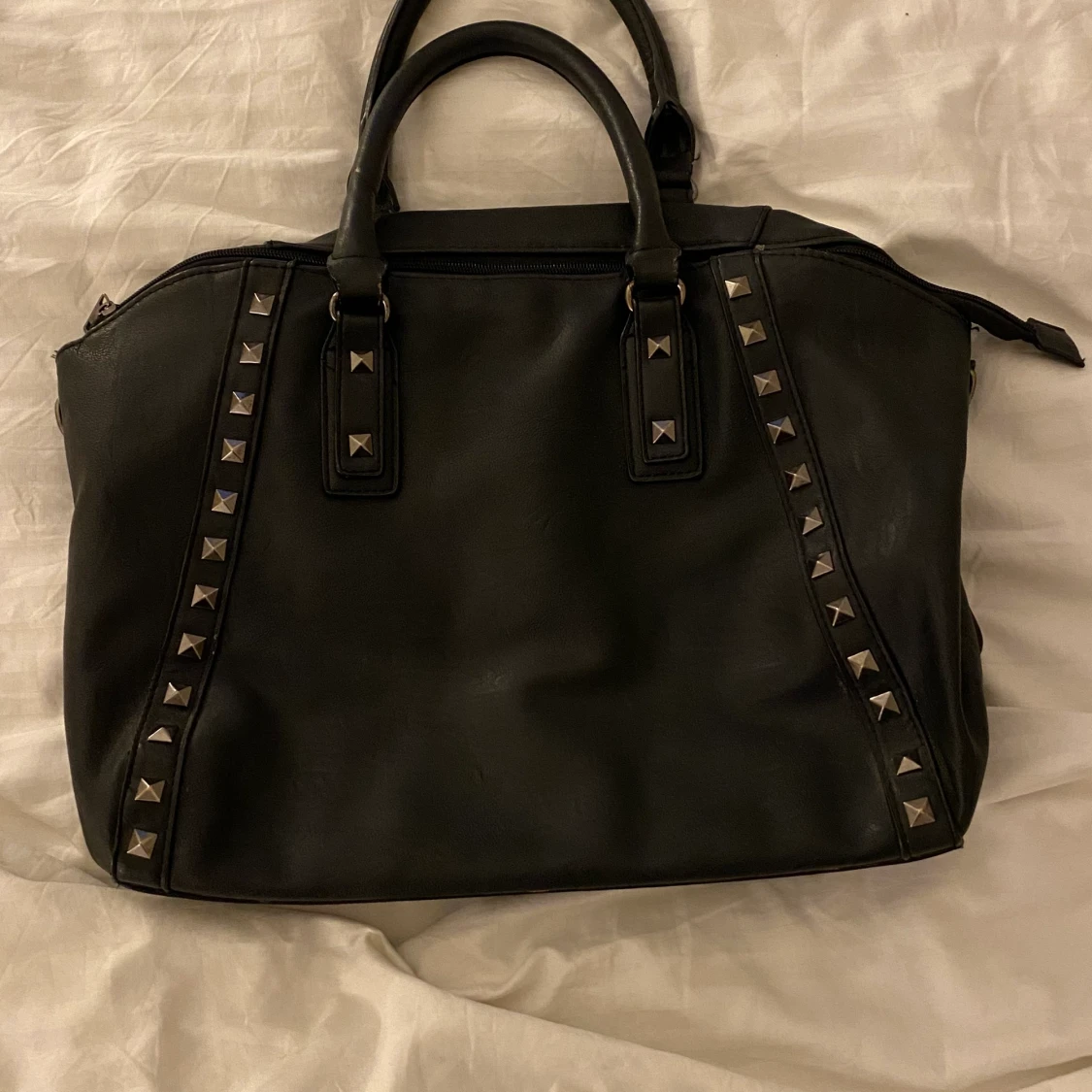 Svart väska med nitar