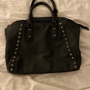 Svart väska med nitar - Säljer mina svarta väska med nitar! Skit cool och väldigt rymlig! Köparen står för frakten! 