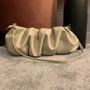 Fin Axel väska - Säljer en jättefin Axel väska i bra skick nästan aldrig andvänd, tyvär inga innerfack men tycker inte  alltid det behövs