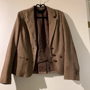 Rutig kavaj - Strl 34. I fint skick, bara en knapp vid ärmen som lossnat (se bild 3). Jag har den dock, så den kan enkelt sys på av nästa ägare.