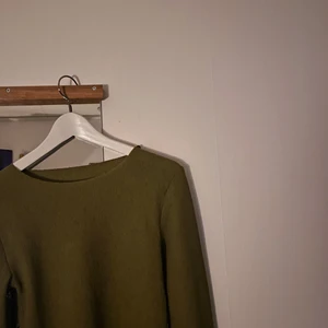 A- Dsgn tröja st M  - En mörk grön blus/långarmad tröja från A -Dsgn i storlek M. Väldigt tight material så har aldrig kommit till andvänding. Men otroligt snygg och passar till allt! Tar swish och köparen står för frakten❤️