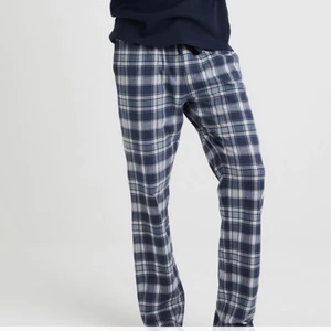 Rutiga pyjamasbyxor - Jättefina och supersköna pyjamasbyxor! Endast testade! Säljer pga att jag redan har nästintill likadana och dessa var för stora för mig! 