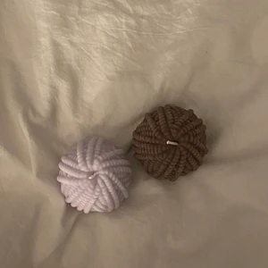 Hemmagjorda ljus i form av en garnysta 🧶 - Säljer dessa hemmagjorda ljus i form av en garnysta 💜 ljuset finns i färgerna brun, lila, röd, rosa, beige, vit och blå 🤎