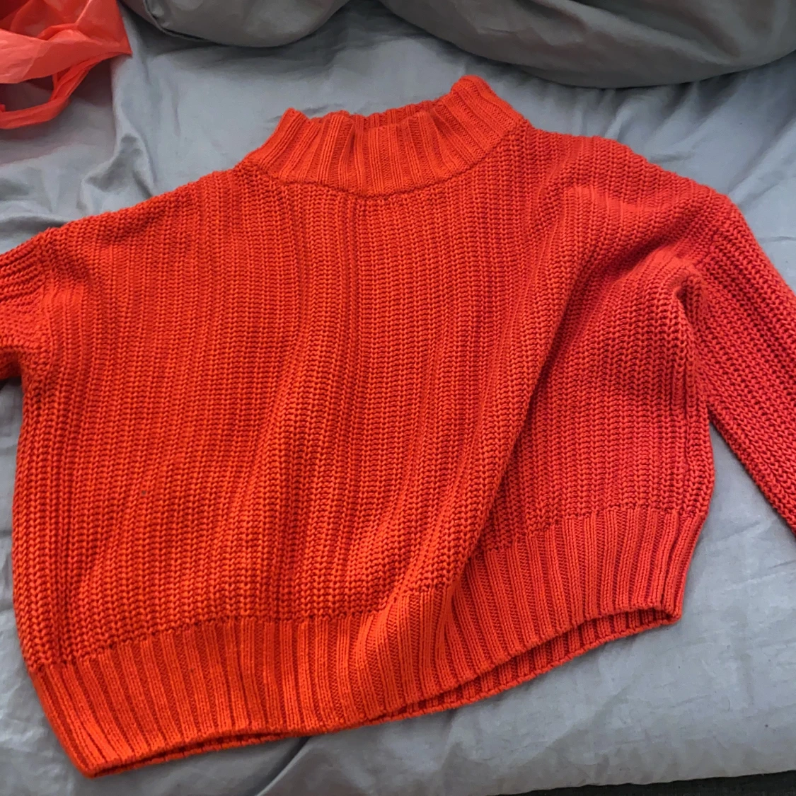 Röd stickad tröja 