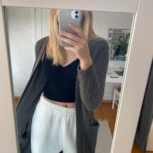 Mörkgrå kofta - Mörkgrå supermysig kofta från Gina. Knälång med fickor och i bra skick.  Passar perfekt till hösten!! Säljer då den blivit för liten för mig.  Storlek: XS   Pris: 30kr