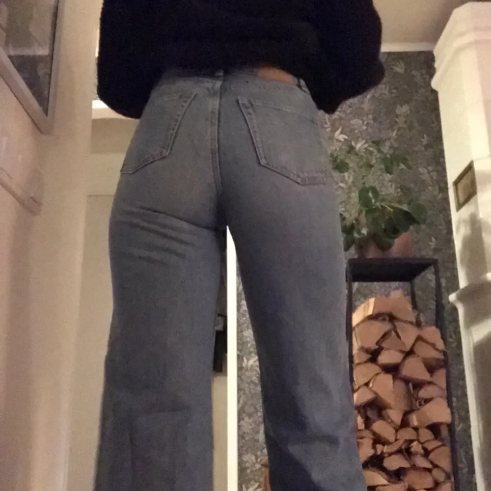 Jätte snygga jeans från monki. Sitter jättebra men lite för korta för mig som är 174cm. 💙. Jeans & Byxor.