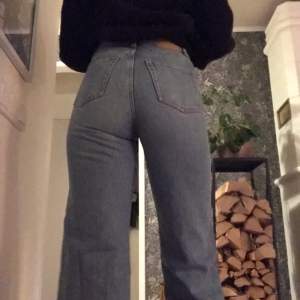 Jätte snygga jeans från monki. Sitter jättebra men lite för korta för mig som är 174cm. 💙