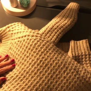 trendig stickad tröja - En jättefin stickad tröja som är assnygga till exp en kjol till. Helt ny💕💘