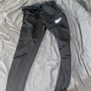 Träningstights från nike  - Träningstights från Nike i storlek M, använda en del men de ser helt nya ut! Har dragsko i midjan och dragskedjor nere vid benen.