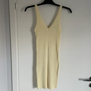 klänning - klänning från Bershka i strl S. Väldigt stretchig!! Använd typ 2 gånger så nästan som ny. frakt tillkommer 