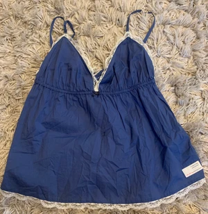 Odd Molly top - ”Once in a while” blå odd Molly top / linne. Knäpper på ett  band på ryggen (bild 2)  är sönder men där går det bara att knyta. Köparen står för frakten, 24kr. Skulle säga att den sitter ungefär som storlek M